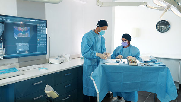 Photo préparation intervention pour la pose d'implants dentaires